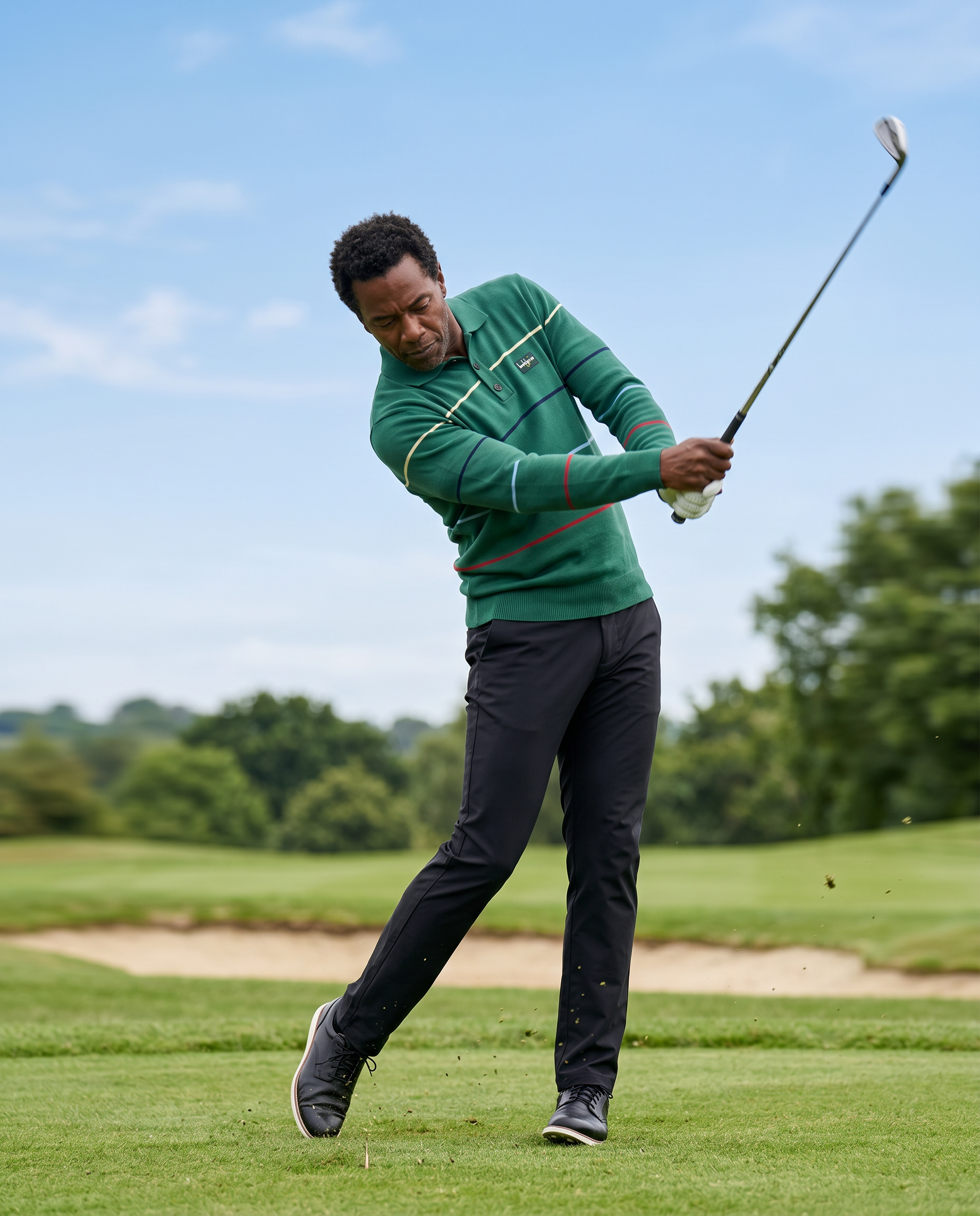 Baldoino heren golfpolo streepjes groen/wolwit – sfeerbeeld (actie) op de golfbaan