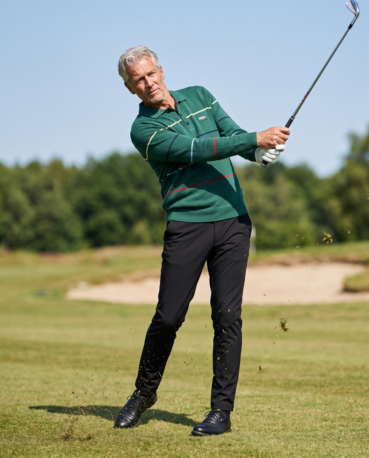 Baldoino heren golfpolo streepjes groen/wolwit – sfeerbeeld (actie) op de golfbaan